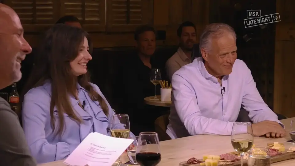 Gasten aan tafel bij MSP Late Night