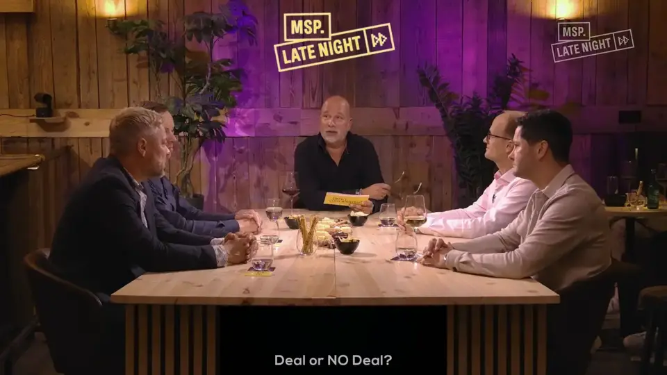 De host aan het hoofd van de tafel van MSP Late Night
